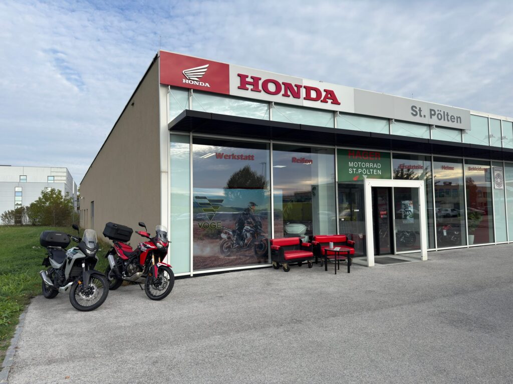 Außenansicht des Geschäfts von Hager Motorrad in St. Pölten mit Motorrädern vor dem Eingang