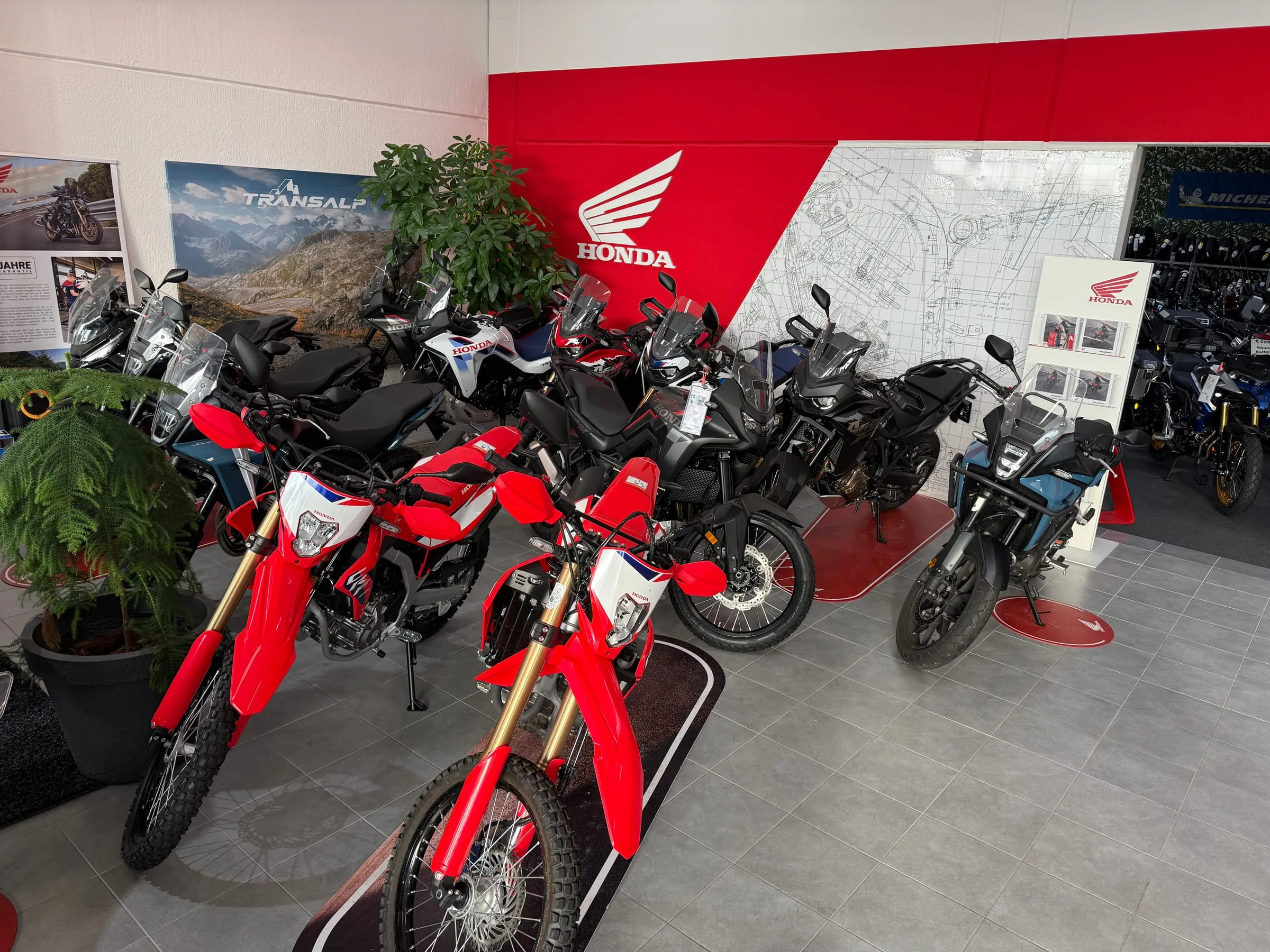 Verkaufsraum mit Honda-Motorrädern